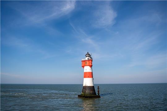 In der Außenweser steht der Leuchtturm Roter Sand.