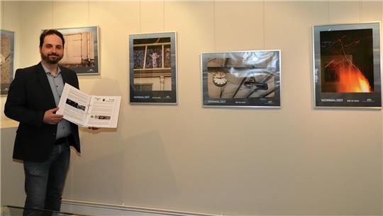 In der Ausstellung „Normalzeit“ kommt jede Woche ein neues Kalenderblatt hinzu. Das Bild in der Mitte zeigt eine Giraffe, die an einem Seesener Gebäude zu entdecken ist. Museumsleiter Dirk Stroschein lädt für Sonntag zur Finissage ein. Foto: Jambrek
