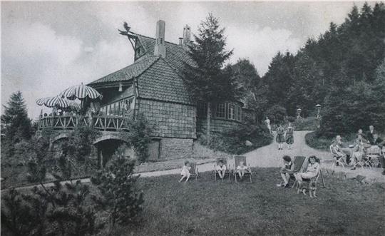 In der Ausstellung sind historische Aufnahmen vom Café Winuwuk zu sehen. Repro/Foto: Potthast