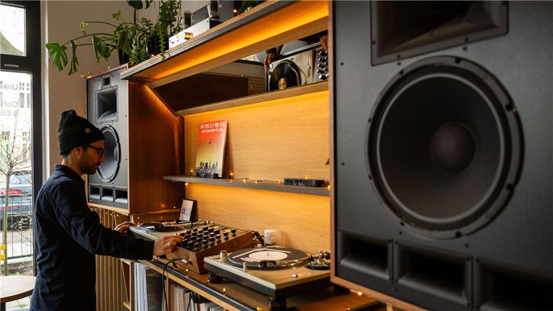 Zusammen Musik hören - Das steckt hinter Listening Sessions In der Bar Unkompress werden ausschließlich Schallplatten gespielt.