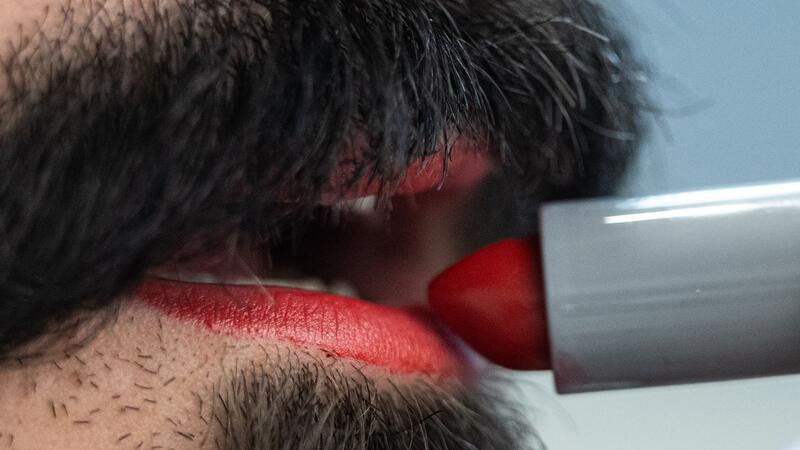 Mr. Lipstick: „Männer sollten mehr Lippenstift tragen“ In der Barockzeit schminkten Männer die Lippen eher dunkelrot, sagt Visagist Koch.