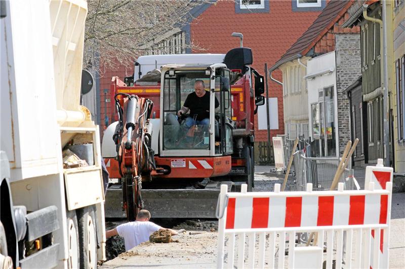 In der Baustelle Herzog-Julius-Straße regiert wieder der Bagger.  Foto: Seltmann