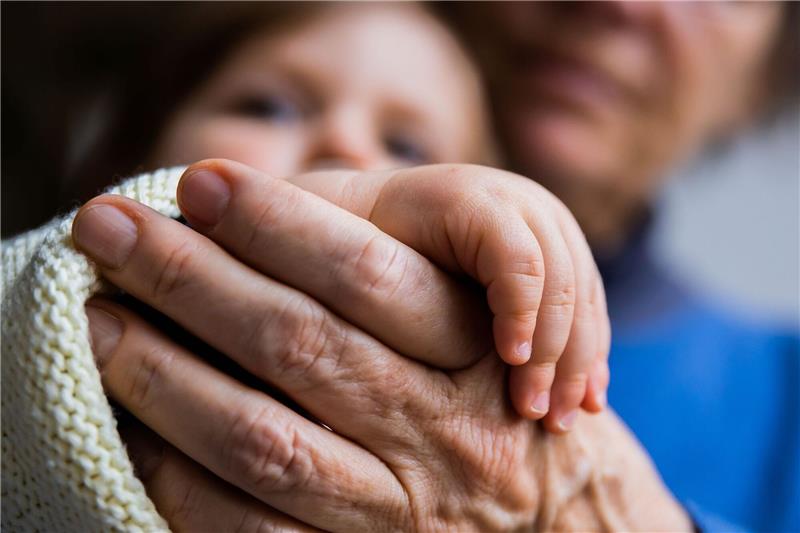 Ältere bringen sich stark in Familie und Gesellschaft ein In der Betreuung von Enkeln spielen Ältere eine große Rolle.