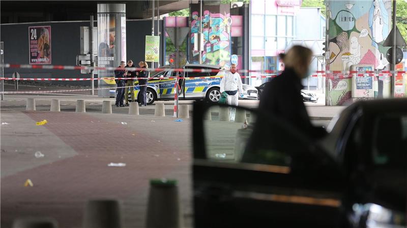 Mann verletzt mehrere Menschen in Bielefeld - Fahndung läuft In der Bielefelder Innenstadt soll ein Mann mehrere Menschen in der Nacht verletzt haben.