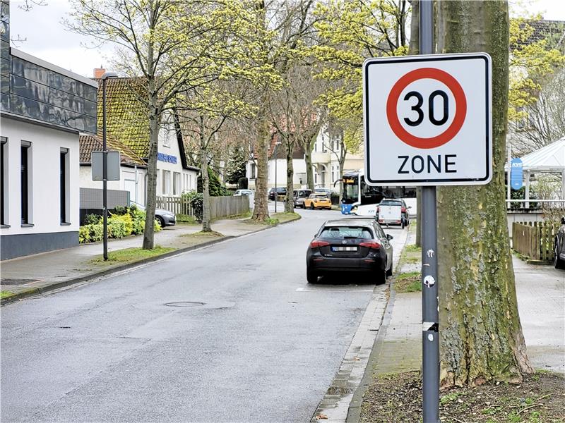 Tempo 30: Stadt Bad Harzburg möchte allein entscheiden In der Bismarckstraße gilt Tempo 30. Viele Autofahrer würden sich aber nicht an jenes Tempolimit halten, berichtet Anwohnerin Margot Klein. Das gleiche Problem gibt es offenkundig auch in anderen Straßen Bad Harzburgs. Foto: Exner