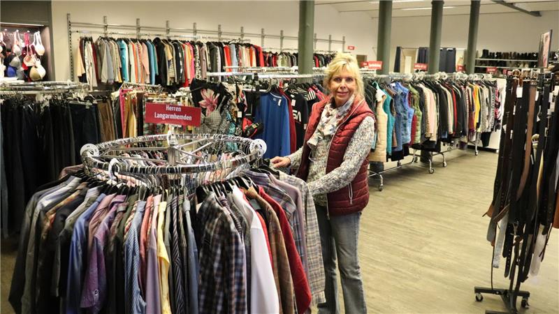 In der Boutique: Brigitte Breustedt hat jetzt 30 Prozent mehr Platz für schöne Textilien, die allesamt von ihrem Team handverlesen sind. Was nicht sauber und tragbar ist, wird vorher aussortiert.