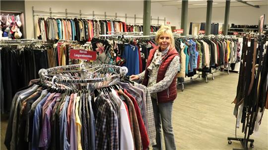 In der Boutique: Brigitte Breustedt hat jetzt 30 Prozent mehr Platz für schöne Textilien, die allesamt von ihrem Team handverlesen sind. Was nicht sauber und tragbar ist, wird vorher aussortiert.