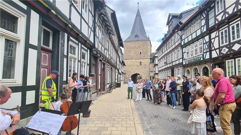 In Goslar erinnern sieben weitere Stolpersteine an NS-Opfer In der Breiten Straße nimmt ein besonderer Spaziergang seinen Anfang, bei dem sieben neue Stolpersteine verlegt werden. In der Haunummer 58 lebte der Schuster Josef Schacker, dessen Schusterwerkstatt in der Kristallnacht auseinander genommen wurde.