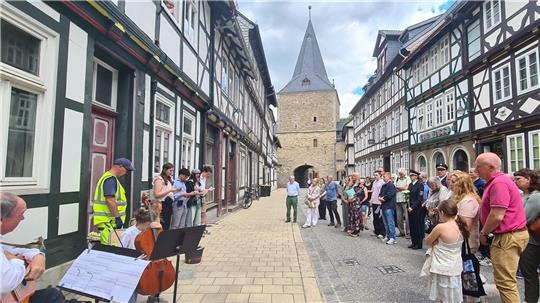 In der Breiten Straße nimmt ein besonderer Spaziergang seinen Anfang, bei dem sieben neue Stolpersteine verlegt werden. In der Haunummer 58 lebte der Schuster Josef Schacker, dessen Schusterwerkstatt in der Kristallnacht auseinander genommen wurde.