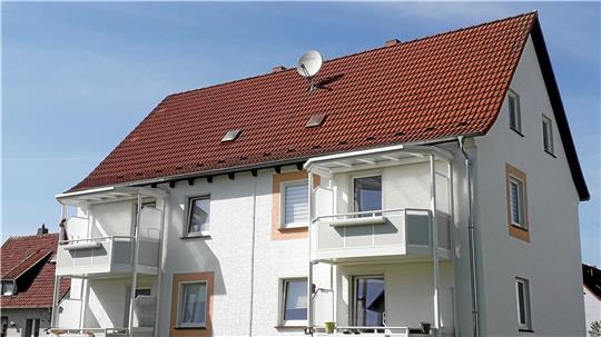 In der Breslauer Straße empfangen die Mieter das Fernsehprogramm per Satellitenschüssel. Zusätzlich baut der Vermieter nun auch das Kabelnetz aus. Das Informationsschreiben forciert auch den Vodafone-Vertrieb. Foto: Jambrek