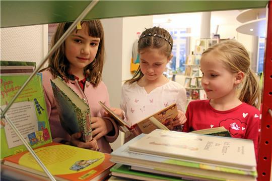 In der Bücherei können Kinder ab heute aus mehr als 300 vorgeschlagenen Titeln wählen. Wer bis März zehn Bücher liest, darf sich Lesekaiser nennen. Foto: GZ-Archiv