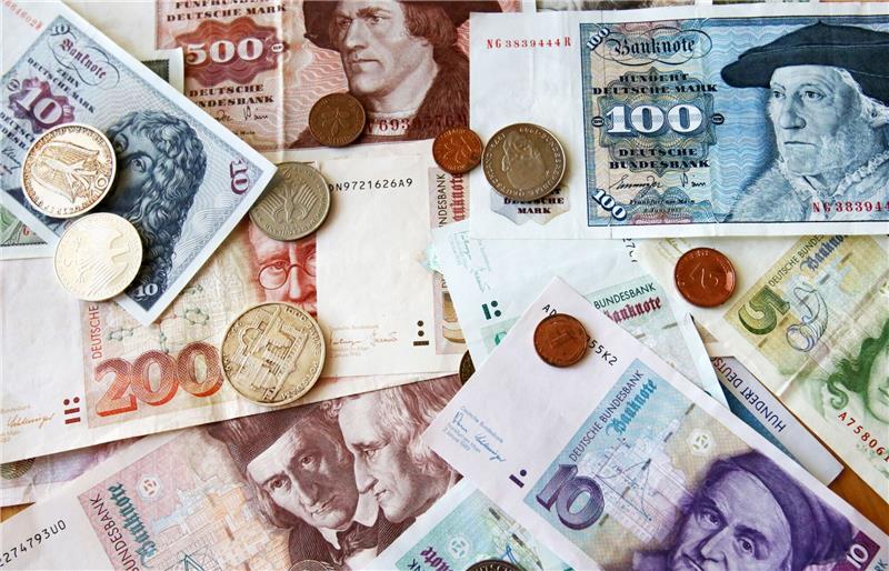 Bundesbank tauscht mehr als vier Millionen D-Mark um In der Bundesbank-Filiale Rostock liegen D-Mark-Geldscheine und Münzen auf dem Tisch.