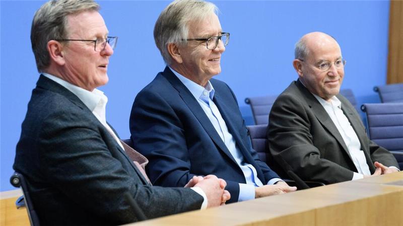 Mit „Mission Silberlocke“ will Linke wieder in den Bundestag In der Bundespressekonferenz zeigten sich die künftigen Direktkandidaten Bodo Ramelow, Dietmar Bartsch und Gregor Gysi recht siegesgewiss.