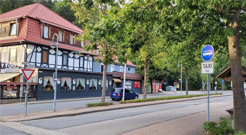 In der Busspur stehen immer wieder Autos – ein Zeichen unzureichender Beschilderung?