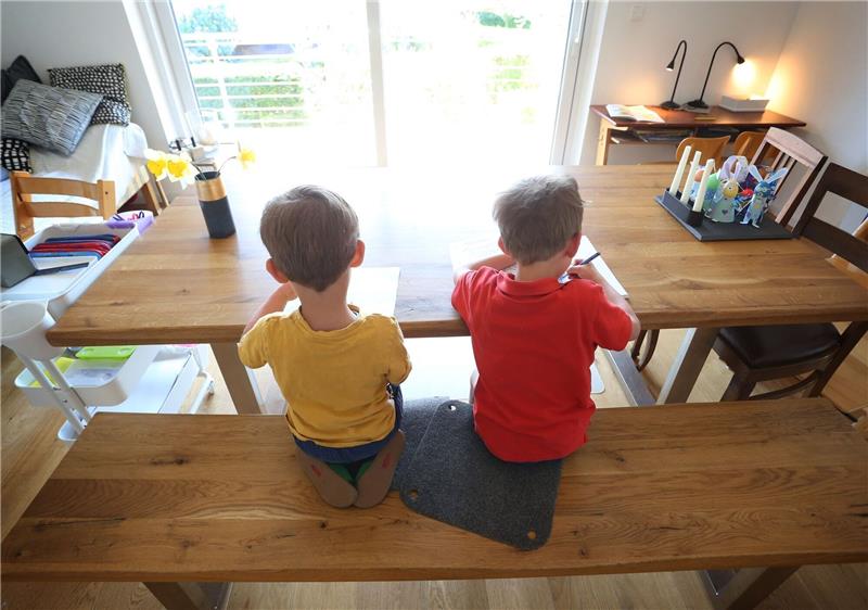 RKI: Mehr psychische Belastungen bei Kindern in der Pandemie In der Corona-Pandemie haben Kinder laut einer Auswertung im «Journal of Health Monitoring» sensibel «auf die zum Teil drastischen Veränderungen in ihrer Lebenswelt» reagiert.