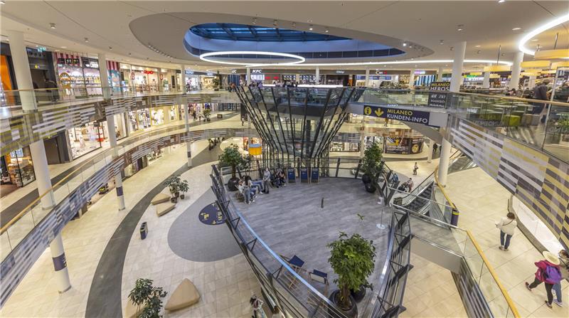 Haben Shopping-Center eine Zukunft? In der Corona-Pandemie ist den Geschäften in Einkaufszentren wie dem Milaneo in Stuttgart viel Umsatz verloren gegangen. Foto: Arnulf Hettrich/Imago