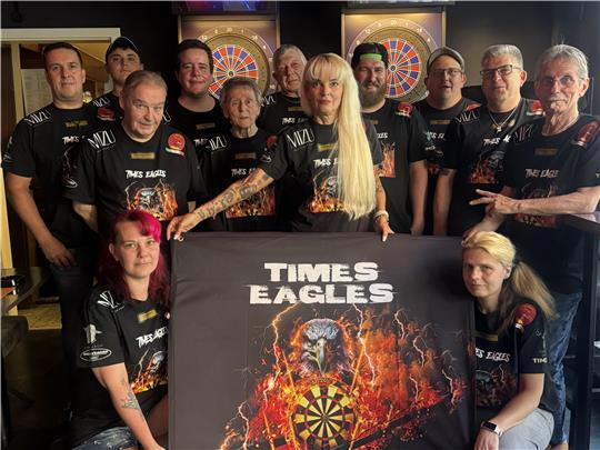 In der Dart-Lounge trainieren die „Times Eagles“ ihre Treffsicherheit, die sich längst sehen lassen kann: Der Club holte gleich nach dem Start 2024 den Meistertitel in der Kreisklasse nach Goslar. Heike Kemper (Mitte) baute 2024 für die Trainingsmöglichkeit an die Kupferkanne an.
