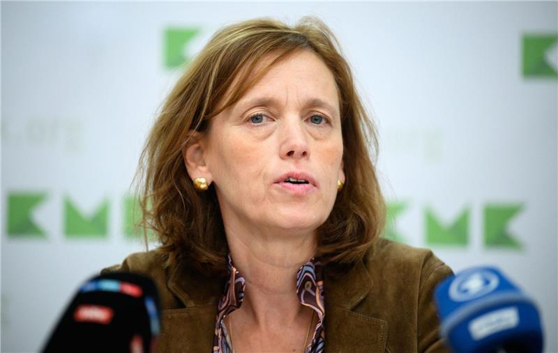 In der Diskussion über die Festlegung sicherer Herkunftsländer äußert sich Karin Prien zur Positionierung von Aminata Touré (Grüne).