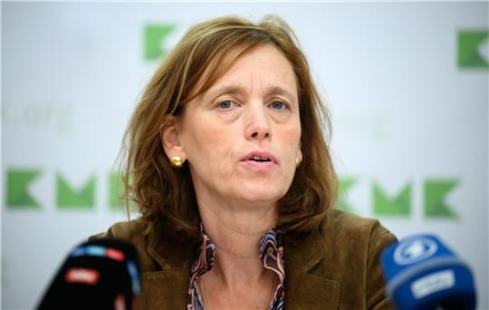 In der Diskussion über die Festlegung sicherer Herkunftsländer äußert sich Karin Prien zur Positionierung von Aminata Touré (Grüne).