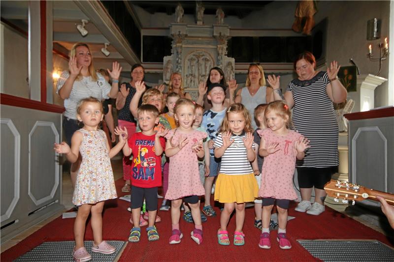 Liebenburgs jüngste Kita ist das Dörntener Schwalbennest In der Dörntener Kirche legen die Kleinen mit ihren Erziehrinnen gleich richtig los und begeistern die Gottesdienstbesucher mit dem „Körperteil-Blues“. Foto: Gereke