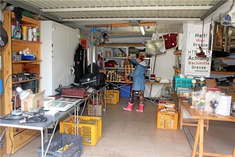 In der Doppelgarage von Ralf Juchert können die Besucher des Hausflohmarkts in Eckertal nach Herzenslust zwischen den vielen historischen Exponaten herumstöbern. Fotos: Eggers