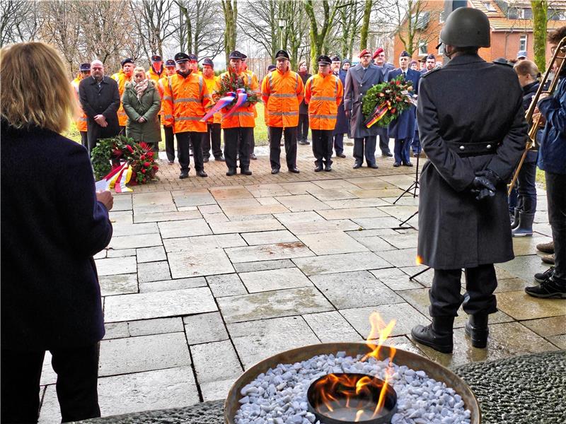 Das waren die Feiern in Bad Harzburg, Braunlage und Oberharz In der Ehrenhalle hinter dem Robert-Koch-Krankenhaus werden die Gedenkkränze nieder gelegt. Foto: Weiss