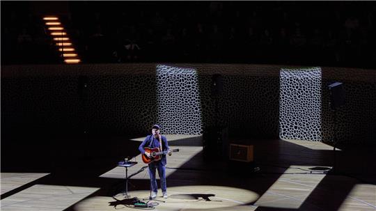 In der Elbphilharmonie wurde Thees Uhlmann von seinen Fans auf einer Reise durch seine Musikkarriere begleiten. 