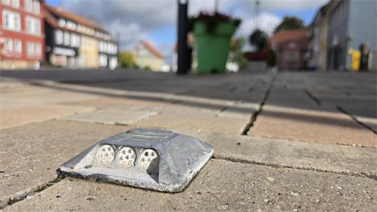 Einer der Markierungsnägel am Kronenplatz.