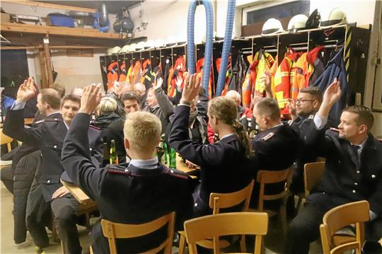 In der Fahrzeughalle versammeln sich die Mitglieder, um die Weichen für die Zukunft zu stellen, die die Wehr nun doch hat. Derzeit zählt die Ortswehr 18 Aktive. Foto: Gereke