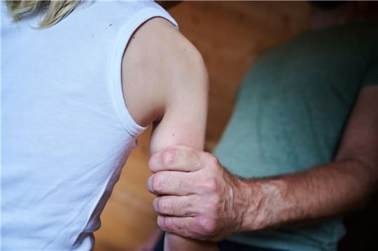 In der Familie nicht sicher: Häufig stehen bei sexueller Gewalt gegen Kinder und Jugendliche Opfer und Täter in einem verwandtschaftlichen Verhältnis.