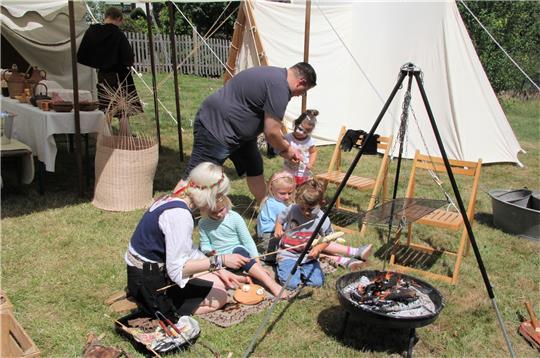 In der „Fantasiewelt“ wurde mit den Kindern Stockbrot gebacken. Foto: Hohaus