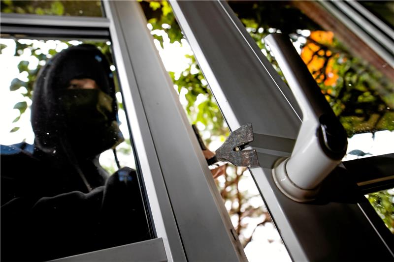 In der Ferienzeit sind wieder verstärkt Einbrecher im Landkreis Stade unterwegs. Symbolfoto: von Ditfurth/dpa