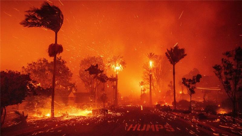 Flammenhölle trifft auch Promis - „schreckliche Situation“ In der Feuerzone haben viele Hollywoodstars Villen.