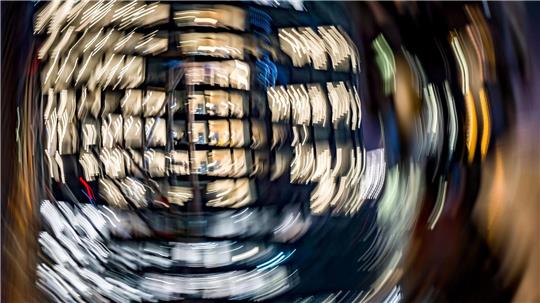 In der Finanz- und Versicherungsbranche wird am häufigsten länegr gearbeitet als vereinbart. 