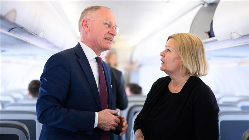 Faeser lotet Möglichkeiten für Rückkehr nach Syrien aus In der Flüchtlingspolitik stimme man sich eng ab, betonen Nancy Faeser und Gerhard Karner.