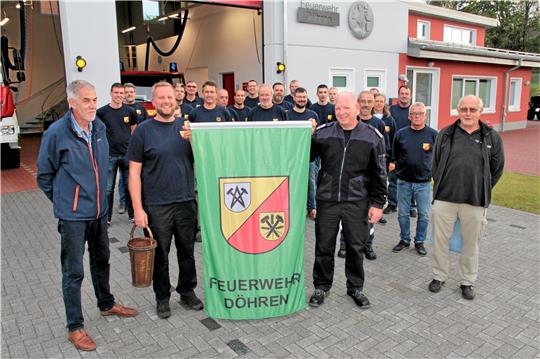 In der Freiwillige Feuerwehr Döhren kehrt das gesellige Leben zurück: Die Kameraden um Ortsbrandmeister Oliver Bormann (2.v.li.) gründen einen „Feuerwehrverein“, planen das Osterfeuer und im Sommer einen Tag der offenen Tür. Foto: Leifeld