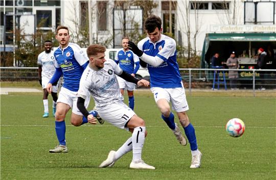 In der Fußball-Bezirksliga wird über Ostern um den Ball gekämpft. Foto: GZ-Archiv