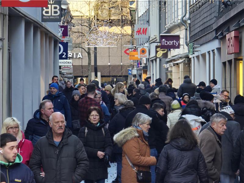 Innenstadt verwandelt sich in eine Kleinkunst-Meile In der Fußgängerzone ist es am verkaufsoffenen Sonntag richtig voll.