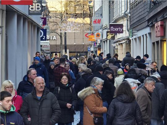 In der Fußgängerzone ist es am verkaufsoffenen Sonntag richtig voll.