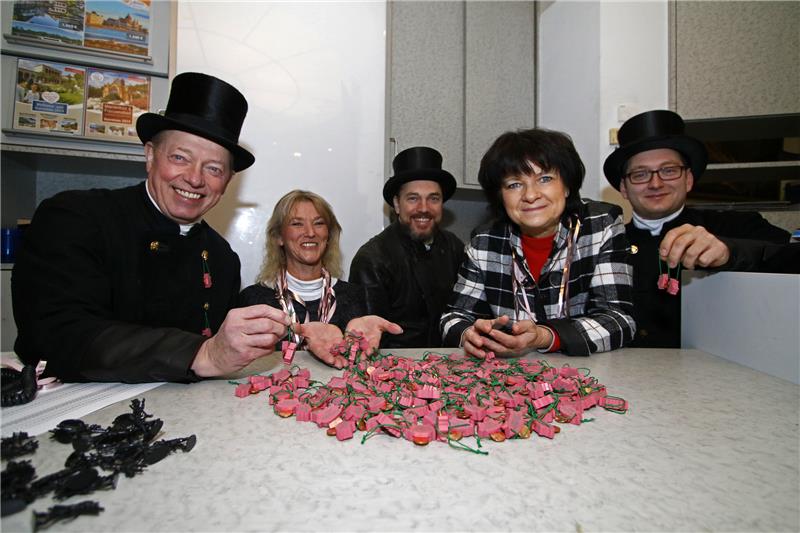 GZ-Schweinchenverkauf knackt die 70.000-Euro-Marke In der GZ-Geschäftsstelle gehen 8700 Glücksbringer über den Verkaufstisch. Foto: Epping