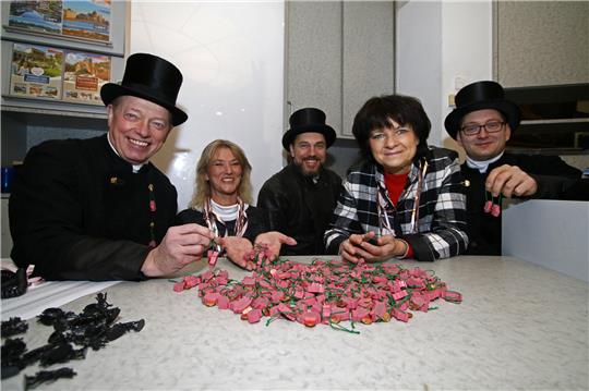 In der GZ-Geschäftsstelle gehen 8700 Glücksbringer über den Verkaufstisch. Foto: Epping