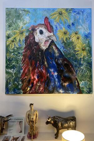 In der Galerie Sonnenhof gesellt sich Töbelmanns Huhn zu den Stier-Skulpturen.
