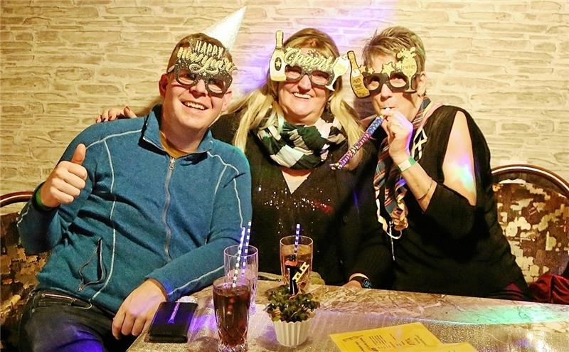 In der Gaststätte „Altes Backhaus“ begrüßen die Gäste das neue Jahr. Foto: Jung