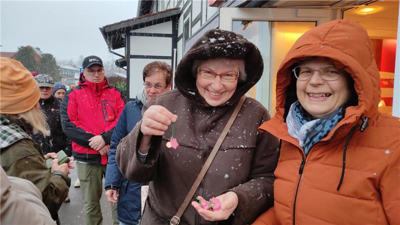 Leute kaufen Glücksbringer