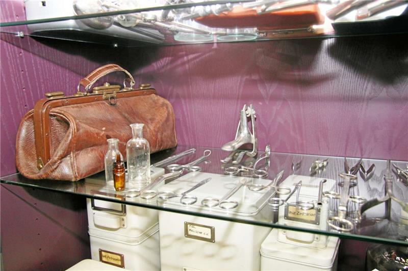 In der Glasvitrine im Sprechstundenzimmer in Wolfshagen sind alte medizinische Instrumente ausgestellt.