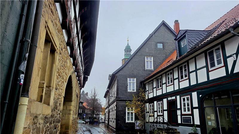 Ein Blick durch die Altstadt zeigt die Häuser, in denen verschiedene Fensterarten verbaut sind.