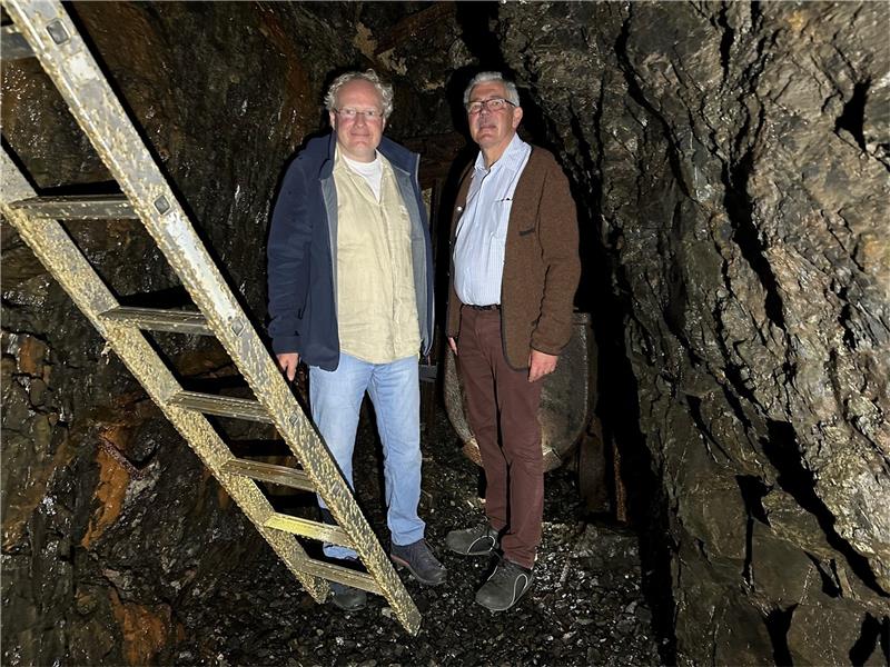 In der Grube Catharina Neufang ist gut zu sehen, wie im 16. und 19. Jahrhundert Erz abgebaut worden ist. Christian Barsch (links) und Hans-Günter Schärf vom Bergwerksmuseum Grube Samson möchte das gern einer breiteren Öffentlichkeit zeigen. Foto: Eggers