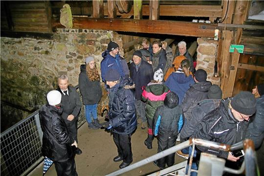 In der Grube erklären Helfer wie Gerd Braune (2.v.l.) Details zum Bergbau. Foto: Jung