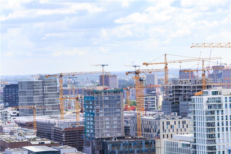 Pleite am Bau: Das sollten Käufer jetzt wissen In der HafenCity in Hamburg drehen sich besonders viele Kräne – Wohnungen, Büros und Geschäfte entstehen dort. Foto: Marcelo Hernandez