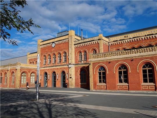 In der Halberstädter Bahnhofshalle sind heute Geschäfte untergebracht und sie steht für Kulturveranstaltungen offen. Foto: Privat